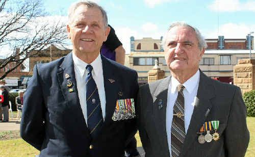 Steve Mackie and VASASA president John Palmer pay tribute to those who fought in Vietnam while piper Sandy Dalziel provides the music. 